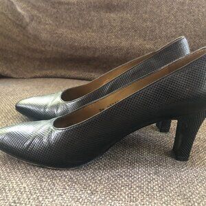 STUART WEITZMAN PEBBLED LEATHER BLACK LEATHER PUMPS